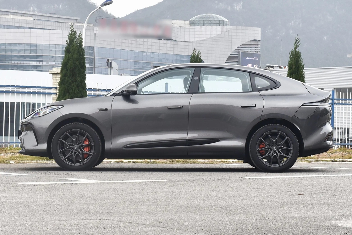 5 asientos IM Coche eléctrico con tracción en todas las ruedas Zhiji LS6 SUV mediano y grande