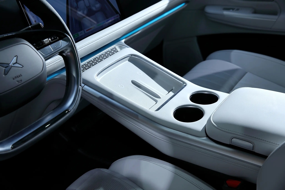 Auto eléctrico Xiaopeng de tamaño medio a grande 5 puertas 5 asientos Xpeng G9 SUV eléctrico puro