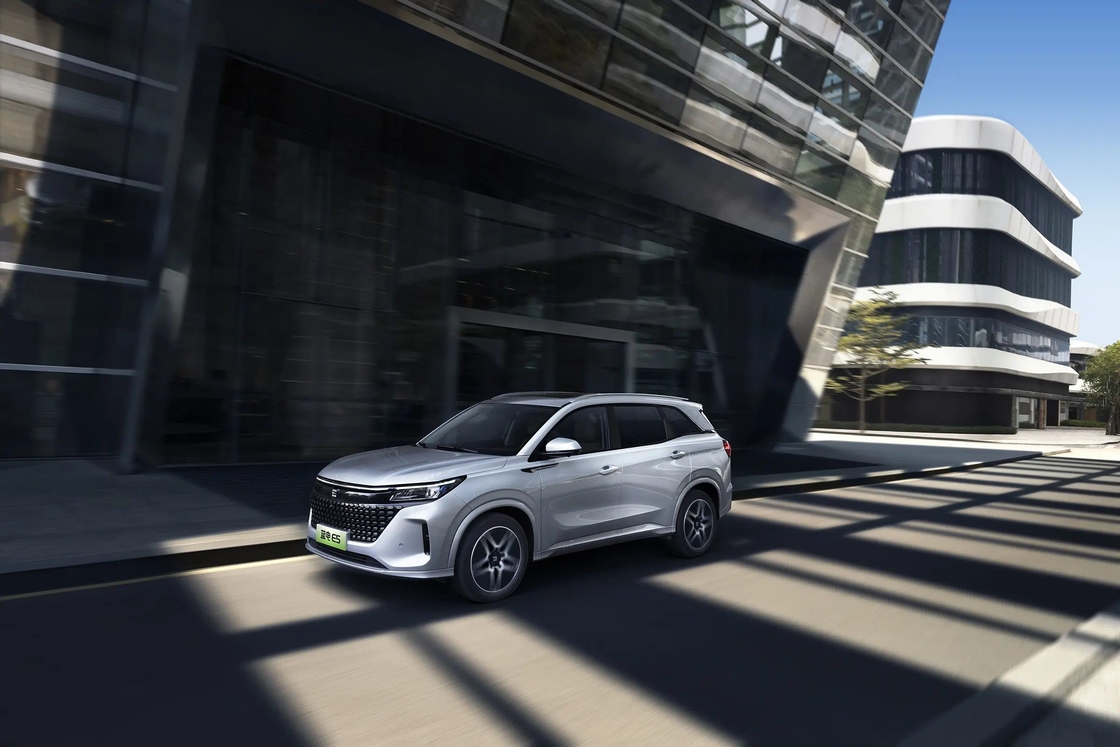 5 asientos AWD Seres coche eléctrico SUV 120 caballos de fuerza y conducción libre de emisiones