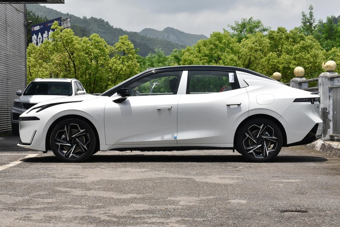 500 km Lynk & Co Full Electric SUV Car Plug In Híbrido Carga rápida 0,45 horas