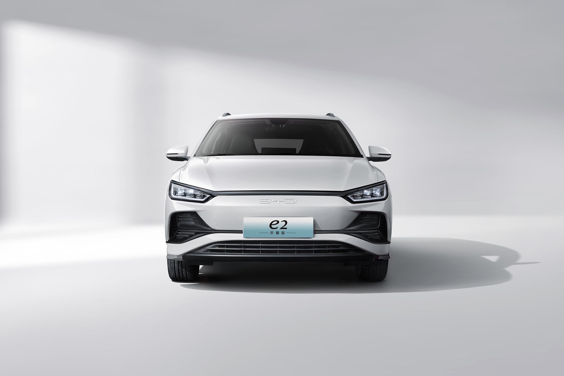 BYD E2 405km New Energy Limousine eléctrico con manejo a mano izquierda EV 5 puertas 5 plazas