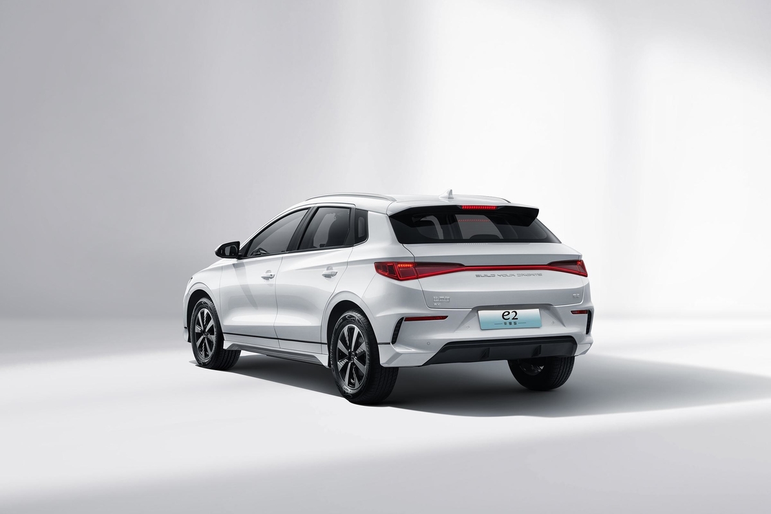 BYD E2 405km New Energy Limousine eléctrico con manejo a mano izquierda EV 5 puertas 5 plazas