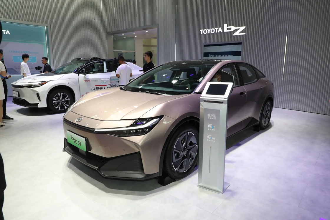 BZ3 Toyota Coche Eléctrico FWD Tipo de Limousina Con Diseño de Parrilla de Firma