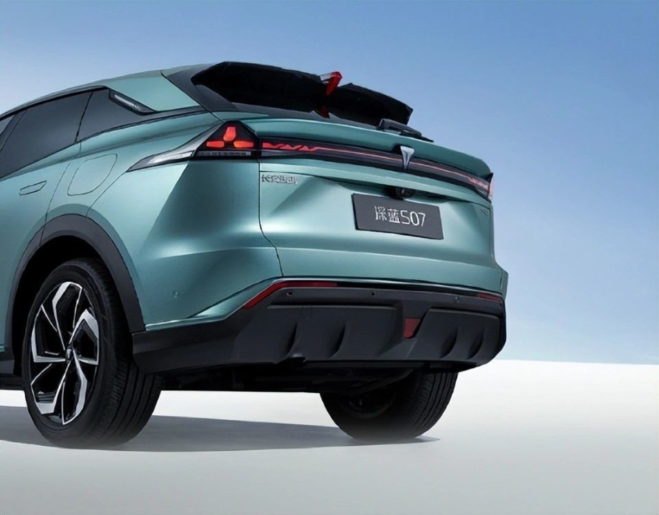 Dirección izquierda Changan Coche eléctrico DeepBlue 07 La mezcla perfecta de forma y función