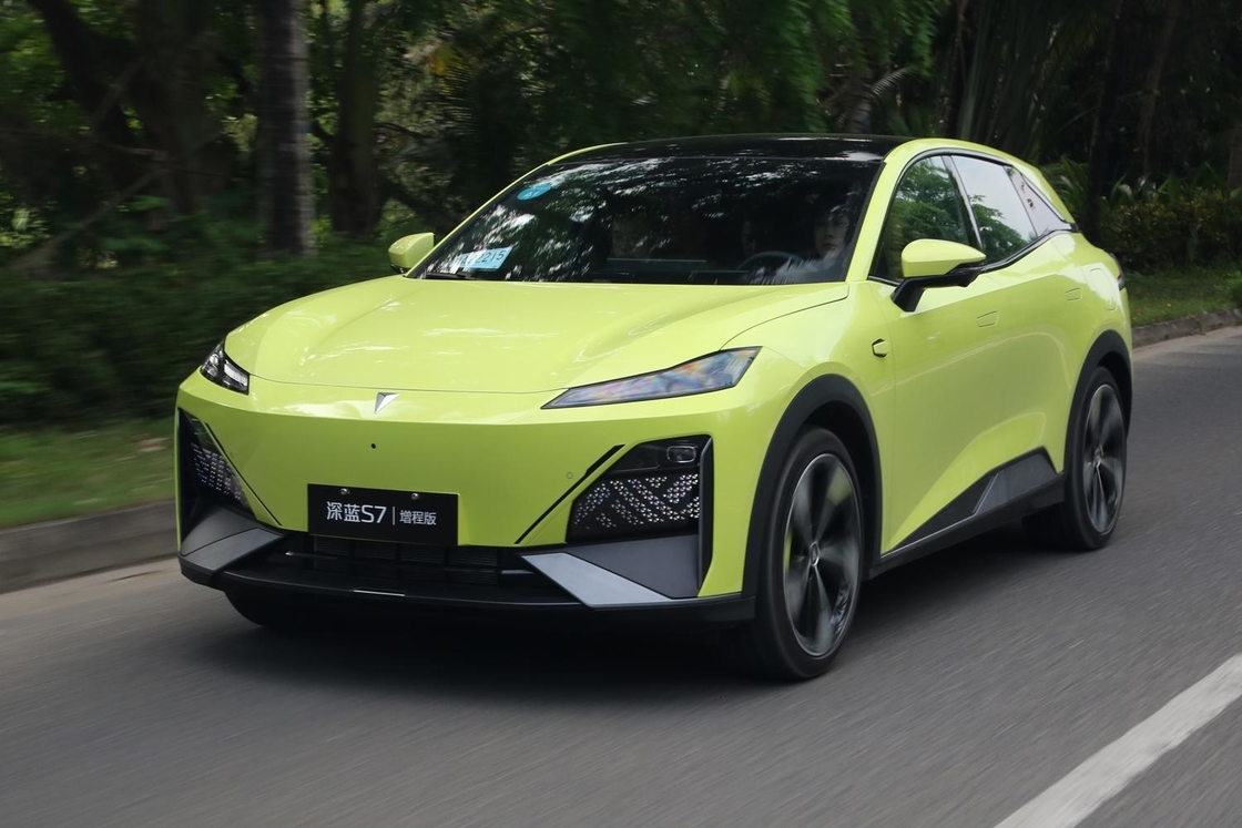 Mediano tamaño Changan Carro eléctrico DeepBlue 07 400km de alcance EV con tracción trasera