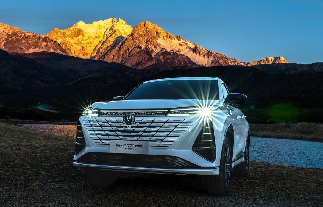 Compacto Changan coche de gasolina 5 puertas 5 asientos CS75 Plus SUV delantero