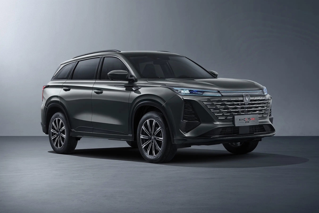 Tipo de combustible Changan CS75 Plus SUV negro con 5 asientos