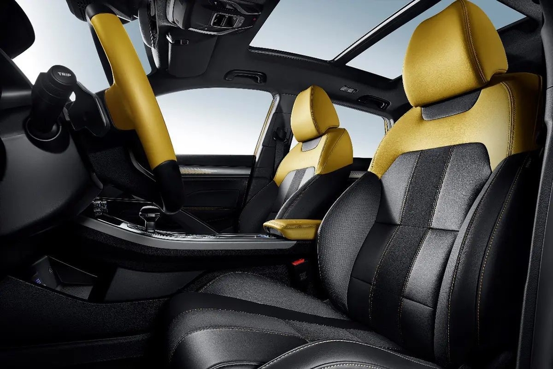Coche de gasolina Geely con aire acondicionado automático y asientos de cuero para una conducción cómoda