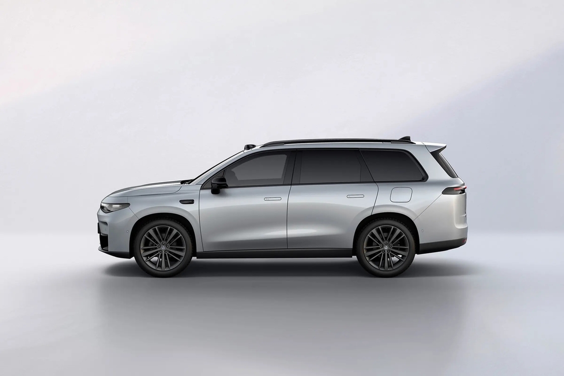 Leapmotor Electric Car C16 Un SUV mediano a grande con una rejilla de admisión de aire trapezoidal de aspecto en capas y seis opciones de color de carrocería