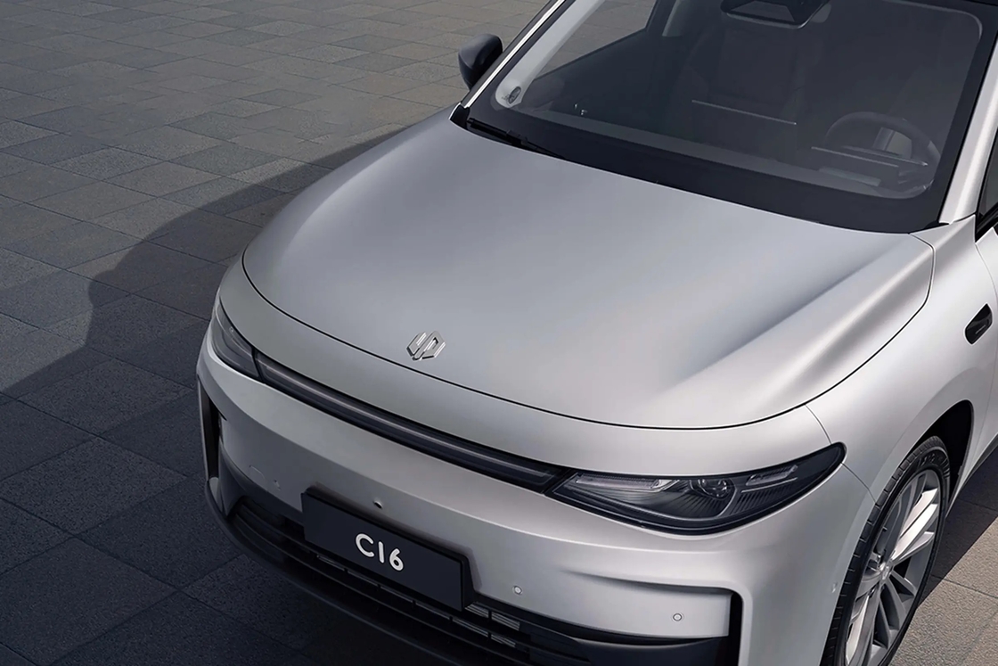 Leapmotor Electric Car C16 Un SUV mediano a grande con una rejilla de admisión de aire trapezoidal de aspecto en capas y seis opciones de color de carrocería