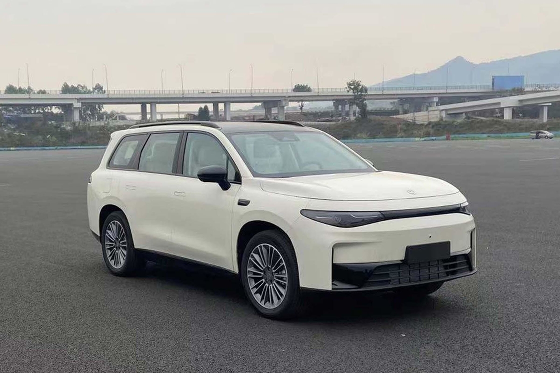 Leapmotor Electric Car C16 Un SUV mediano a grande con una rejilla de admisión de aire trapezoidal de aspecto en capas y seis opciones de color de carrocería
